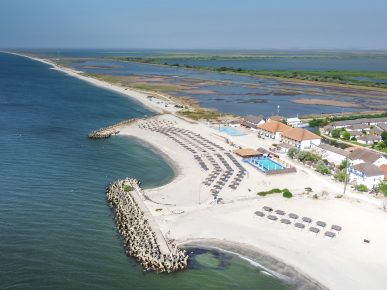 Gura Portitei intre Delta si Mare, plaja su untreaga statiune vazuta din drona